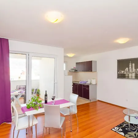 아파트먼트 미라 *