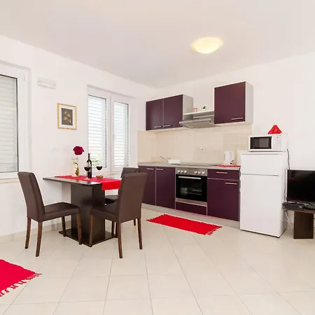 아파트먼트 미라 *