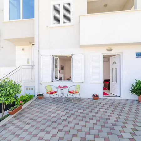 Apartment Mira