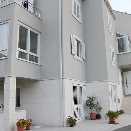 아파트먼트 미라