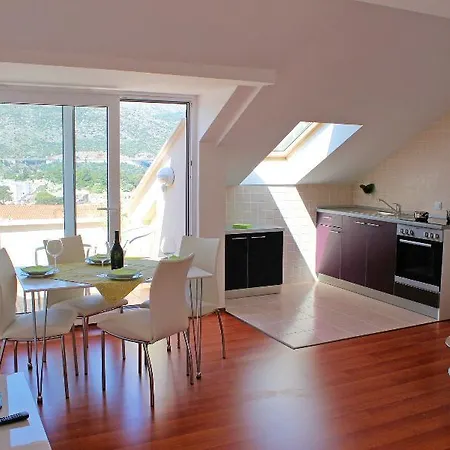 Mira アパート ツァヴタット